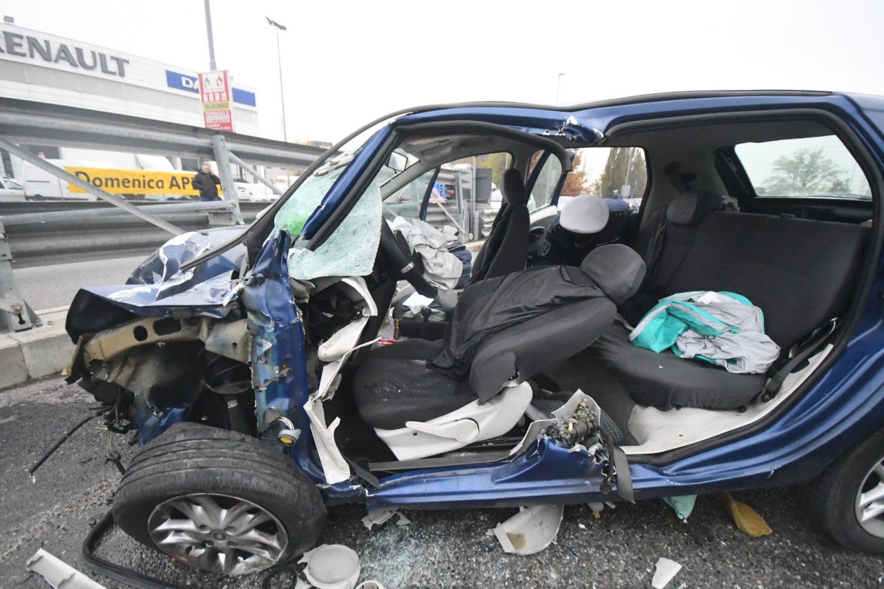 Neonato morto nell’incidente: dimessi i genitori