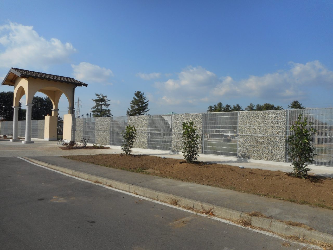 Sassi e luci: piace la nuova recinzione del cimitero