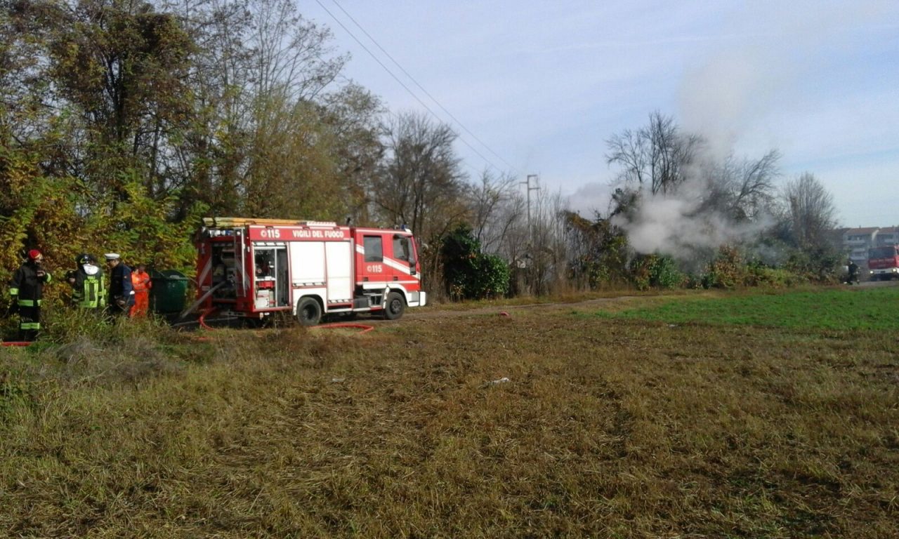 Campo rom a fuoco, Lega: “Inaccettabile”
