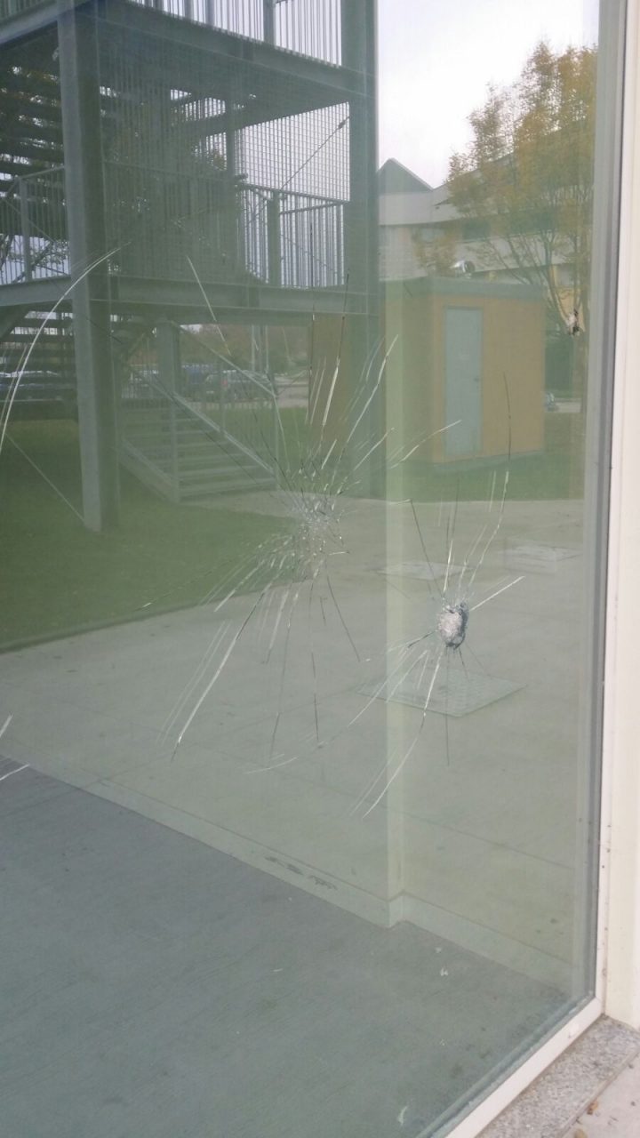 Sassate contro l’Urban Centre: atto vandalico
