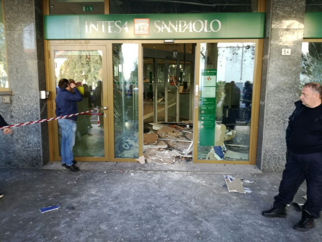 Boato nella notte, bancomat salta in aria I VICINI