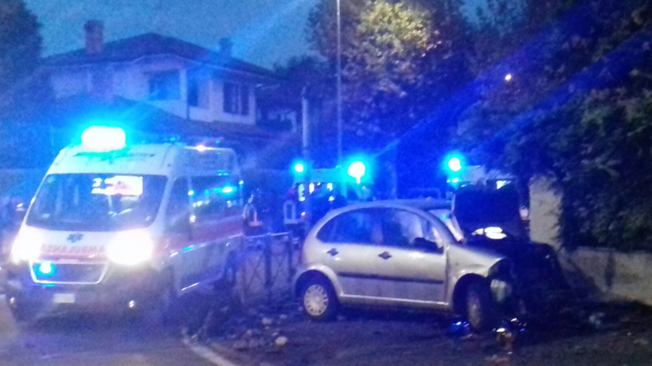 Maxi incidente al semaforo tra bus e auto