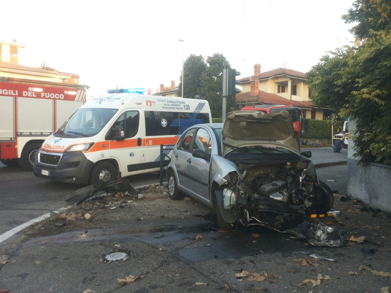 Scontro al semaforo, bus contro una casa, coinvolte 16 persone VIDEO