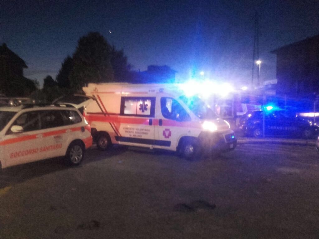 Si schianta contro l’auto dei Carabinieri e la fa ribaltare