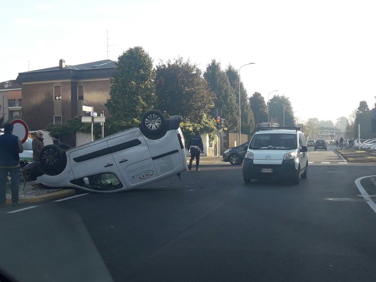 Camion si ribalta