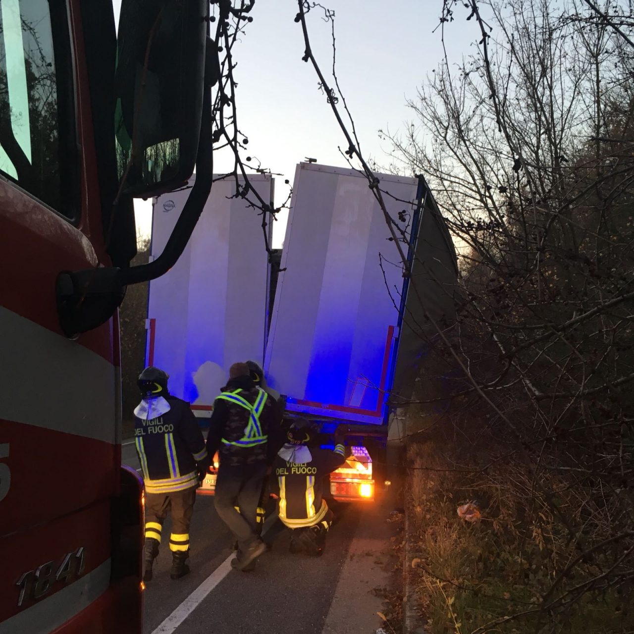 Tir finisce fuori strada, bloccata la viabilità