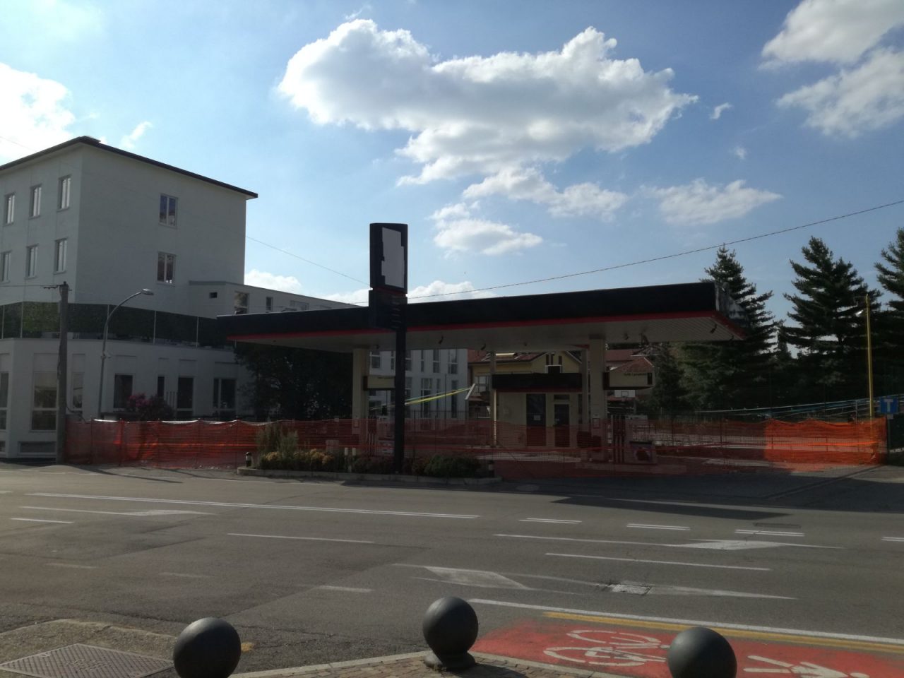 Distributore di benzina, già cento firme per il No a Lonate
