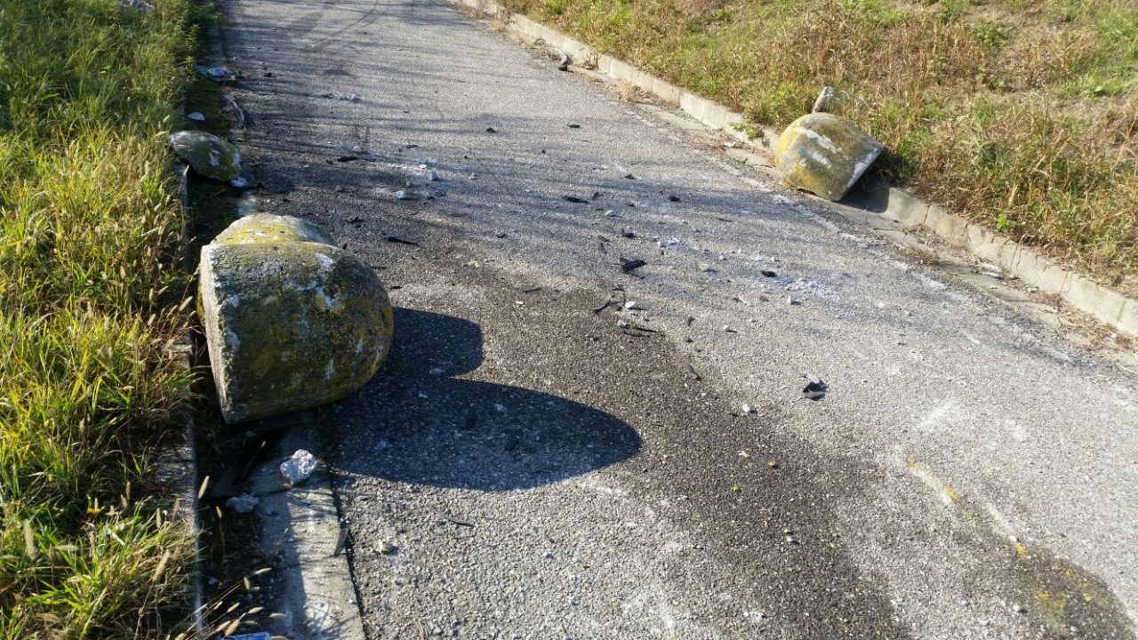 Ubriaco imbocca il sottopasso pedonale e fa… strike!