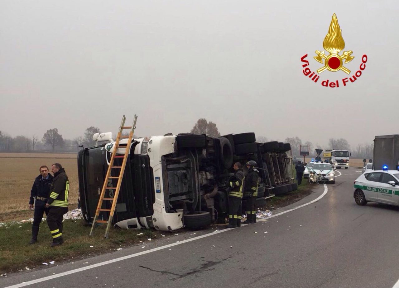 Tir ribaltato sulla Sp 203 a Rosate