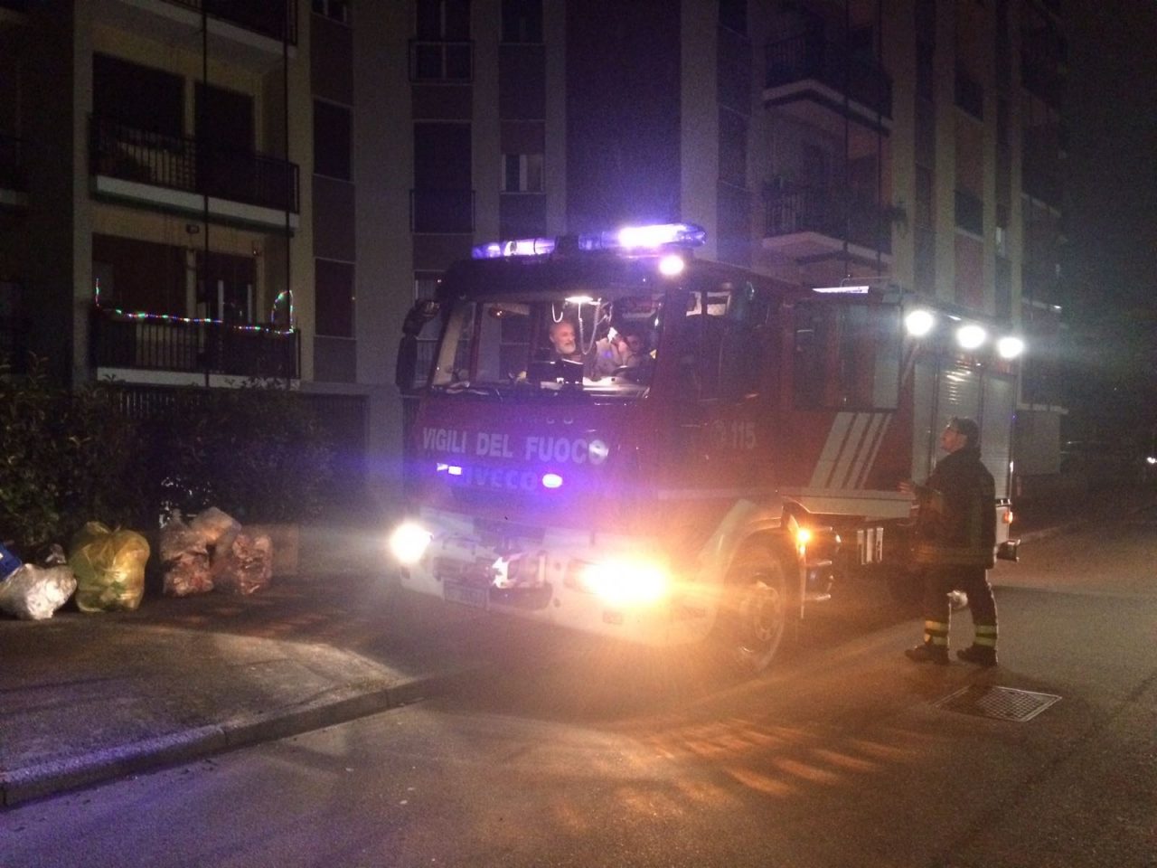 Non risponde al citofono, arrivano i pompieri e lui… dormiva