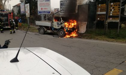 Autocarro prende fuoco  in via Risorgimento