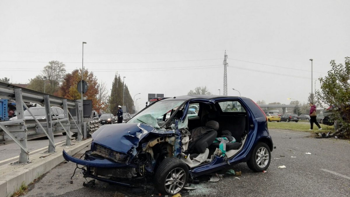 Auto contro guard rail: muore bimbo di un mese, papà e mamma in prognosi riservata FOTO