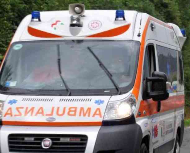 Fuoco in un palazzo stanotte 19 persone in ospedale