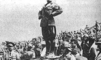 Calendario di Mussolini all'edicola dell'ospedale, è polemica