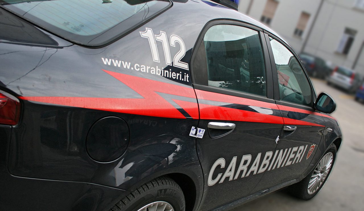 Speronano auto dei carabinieri, scatta l’inseguimento