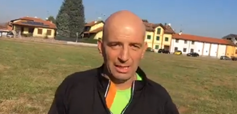 Sindaco scava per far piantare 100 alberi ai bimbi