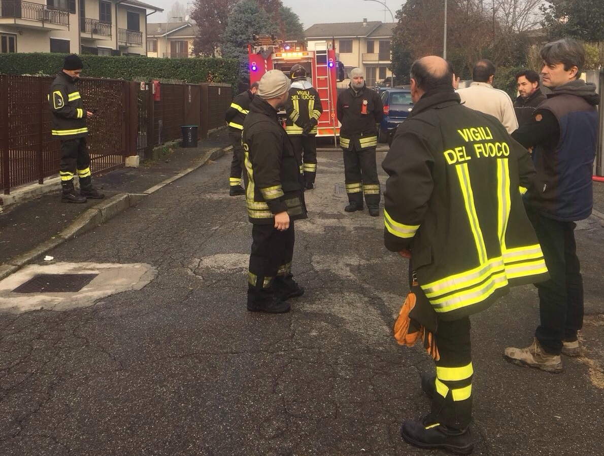Fiamme alte sino a quattro metri nella legnaia