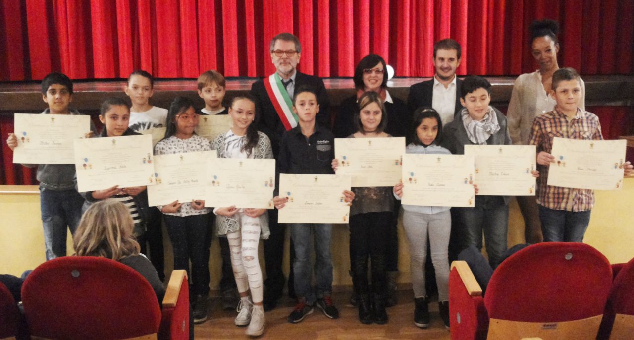 Sindaco nega cittadinanza onoraria ai bimbi stranieri: bufera
