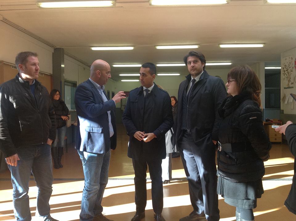 Di Maio (Cinque stelle) in visita nelle scuole e in Comune