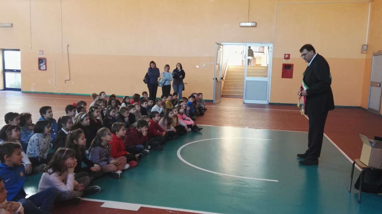 Il sindaco consegna ai bambini la Convenzione Onu