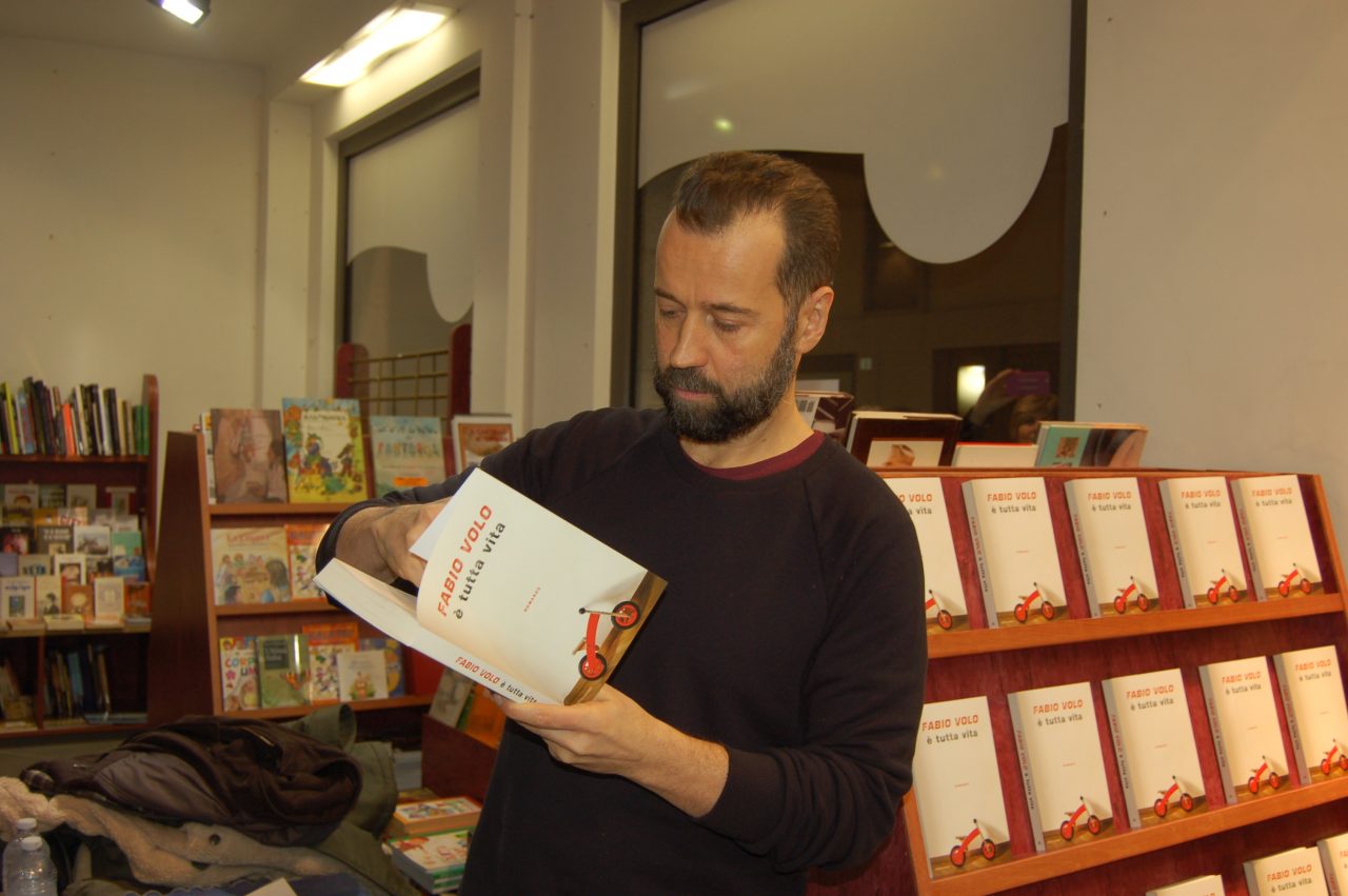 Fabio Volo firma autografi all’autogrill di Lainate