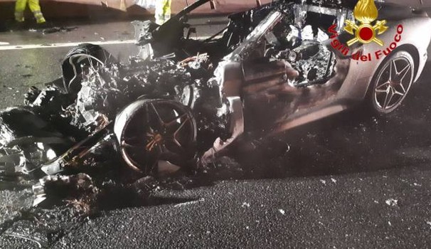 Ferrari si schianta in autostrada e prende fuoco