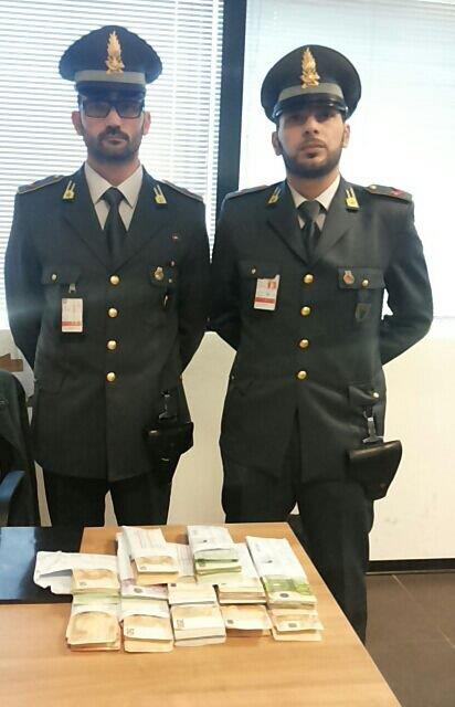 Nascondeva illegalmente denaro: nigeriana fermata a Malpensa