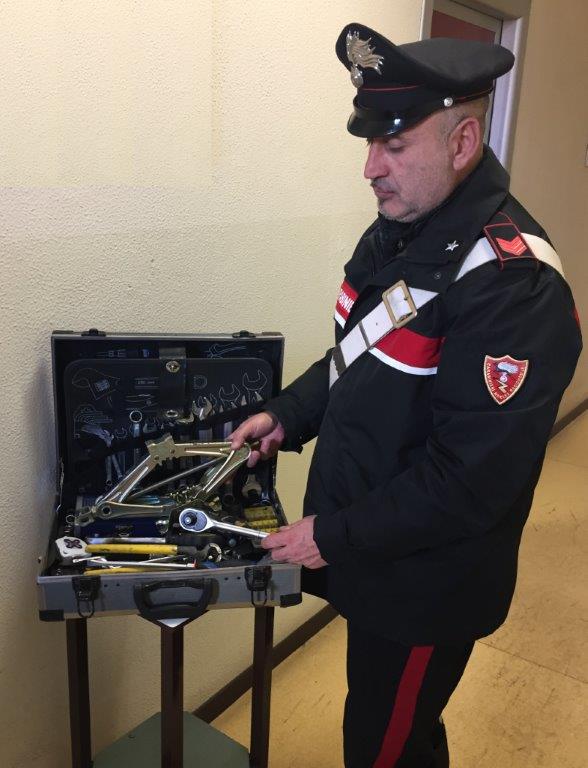 Ladro di ruote sorpreso dai carabinieri e arrestato