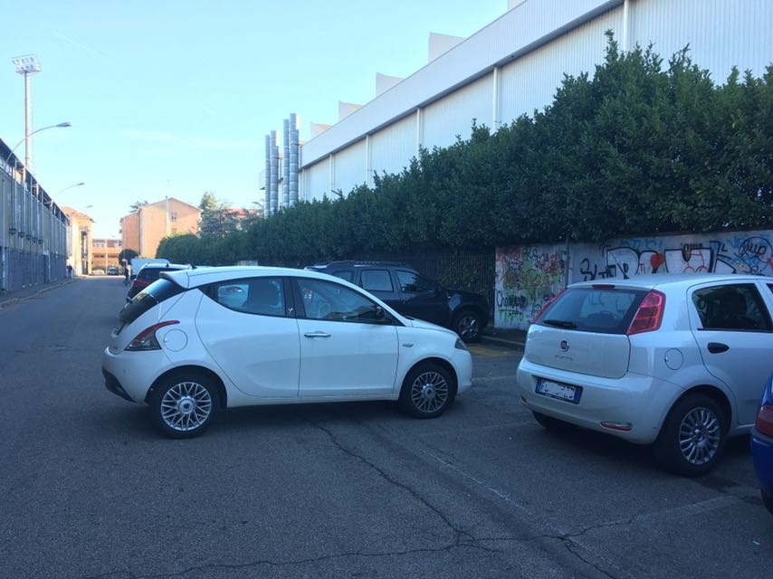 Dimentica il freno a mano e l’auto finisce in mezzo alla strada