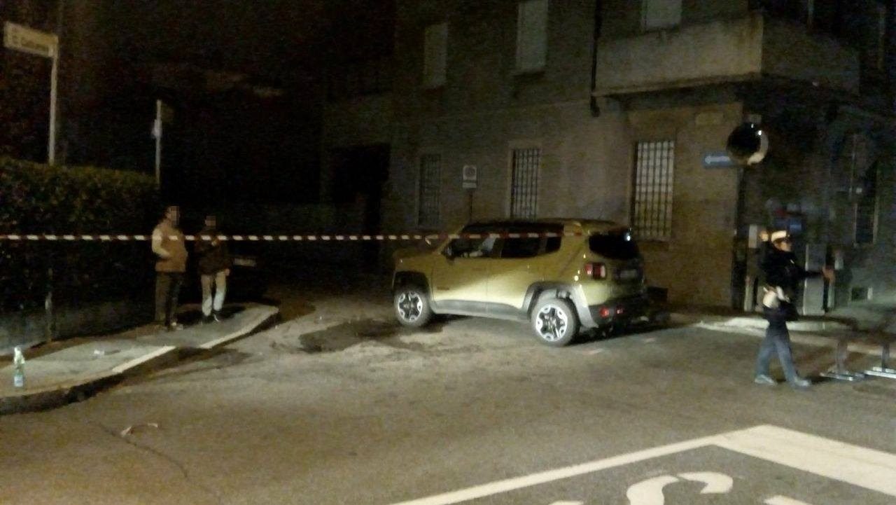 Schianto tra auto, ragazza finisce contro una cinta