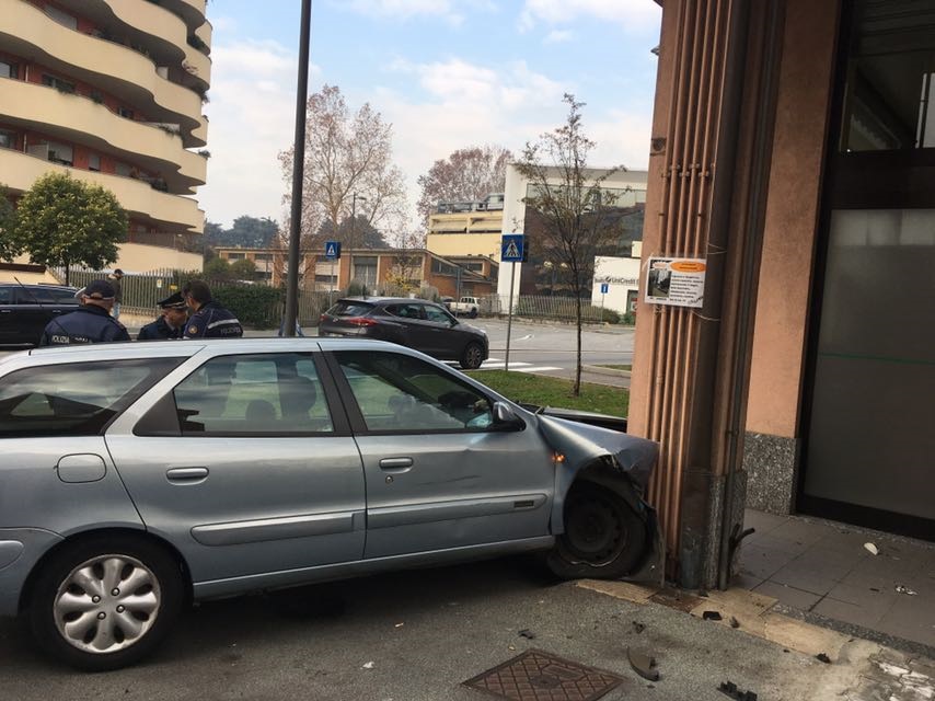 Auto contro una casa grave il conducente