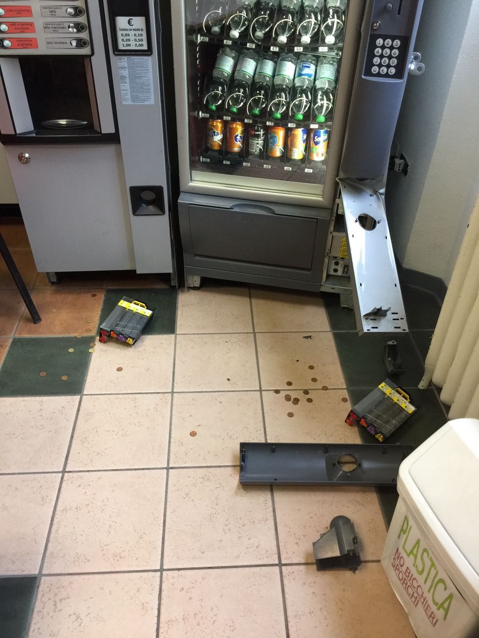 Macchinetta degli snack forzata con una pinza, un arresto