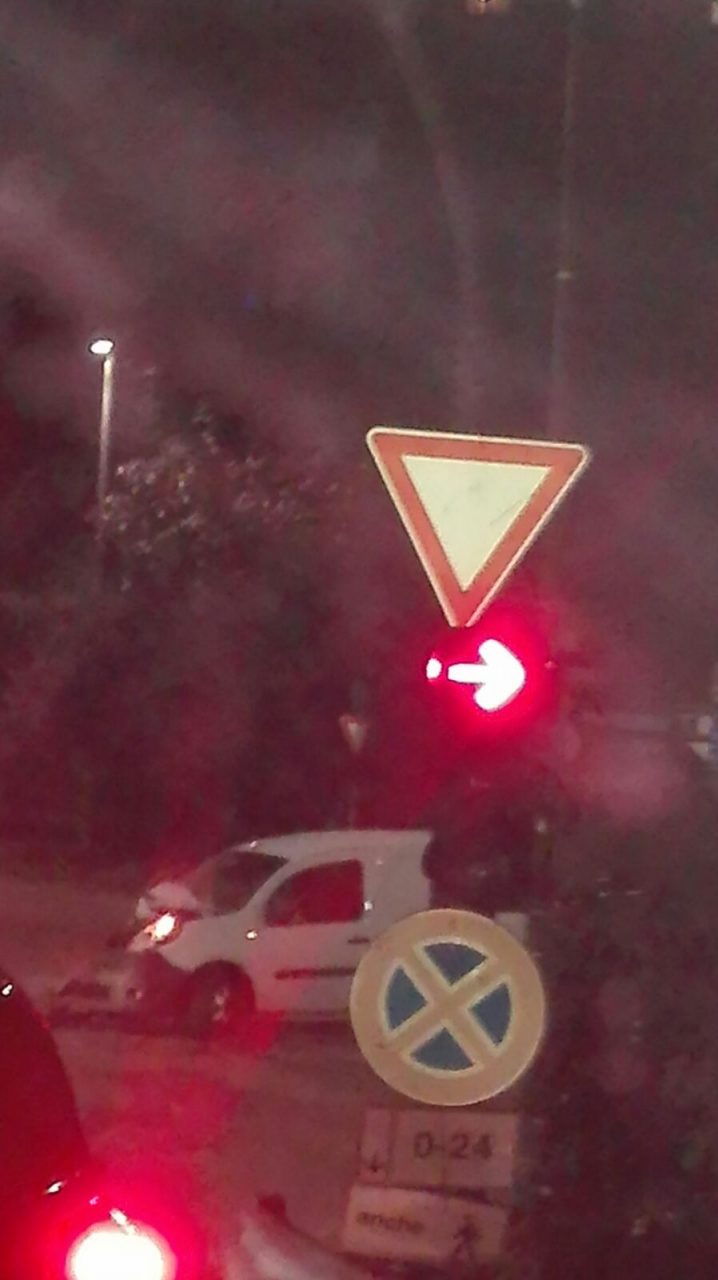 Schianto tra due auto, lunghe code in città