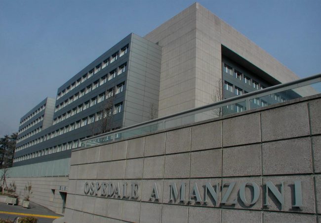 Bambino morto al Manzoni: «Diteci se è colpa dei vaccini»