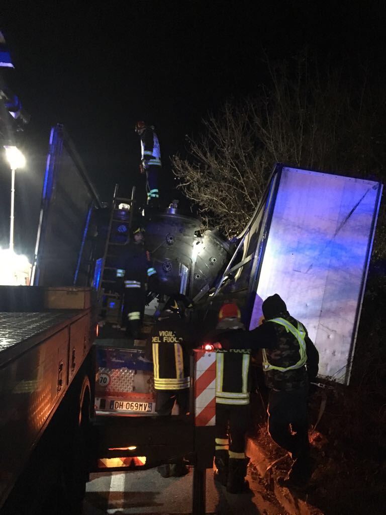 Tir finisce fuori strada GLI AGGIORNAMENTI