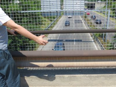 Sasso lanciato dal cavalcavia muore donna di 62 anni