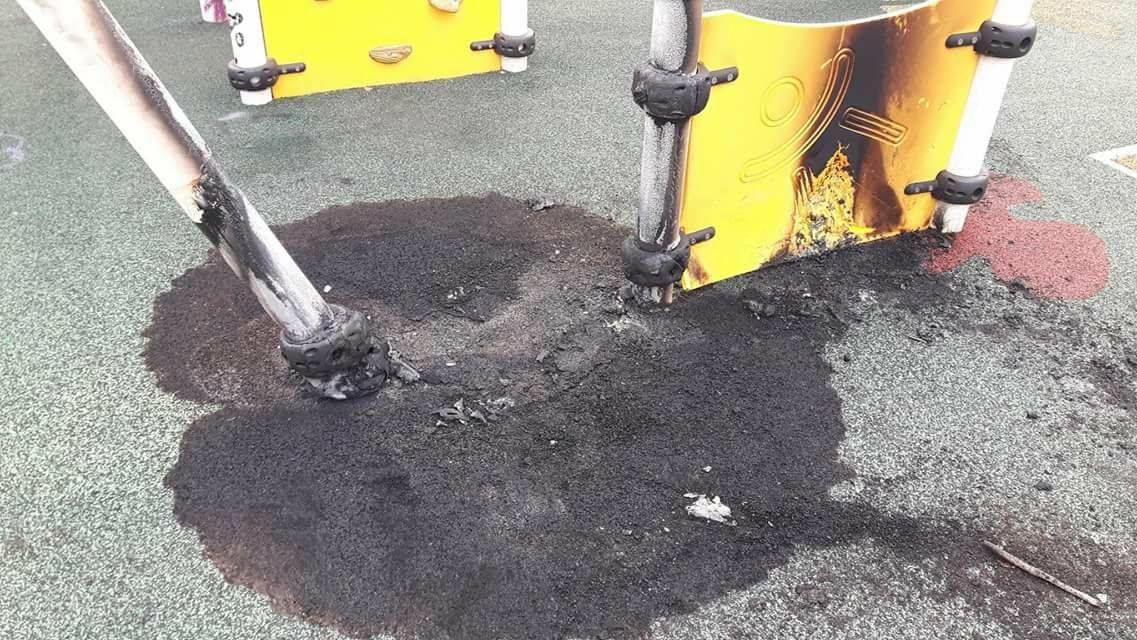 Scivolo in fiamme al parco giochi