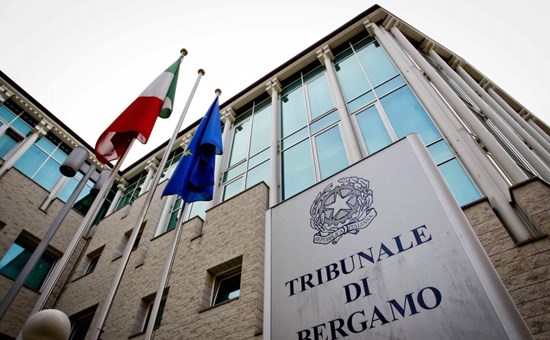 Bacio proibito, condannato perché è troppo piccola