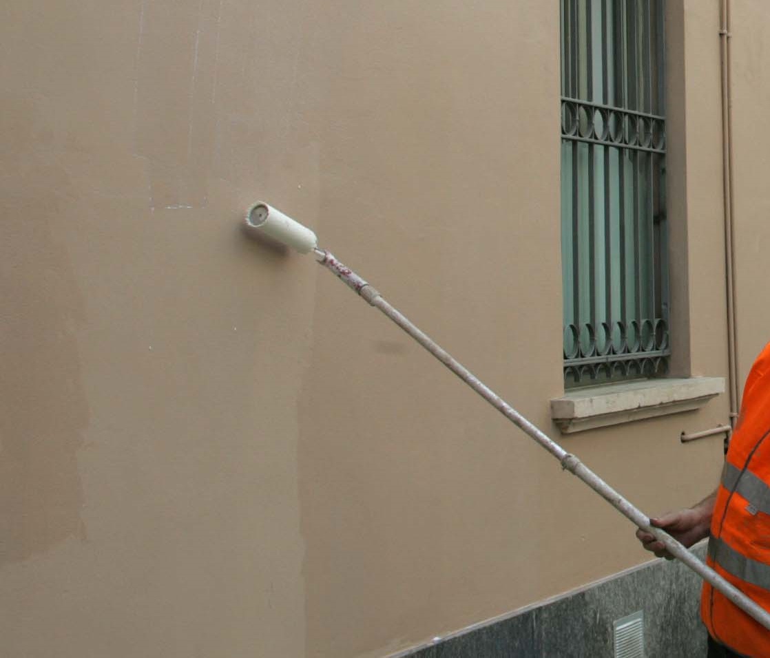Vandali imbrattano i muri della scuola media