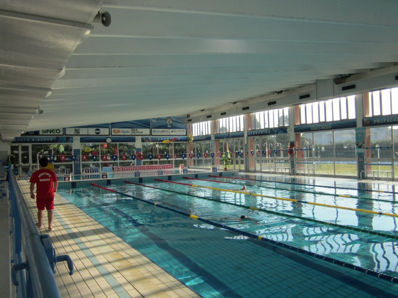Comune vuole vendere la piscina, costi troppo alti