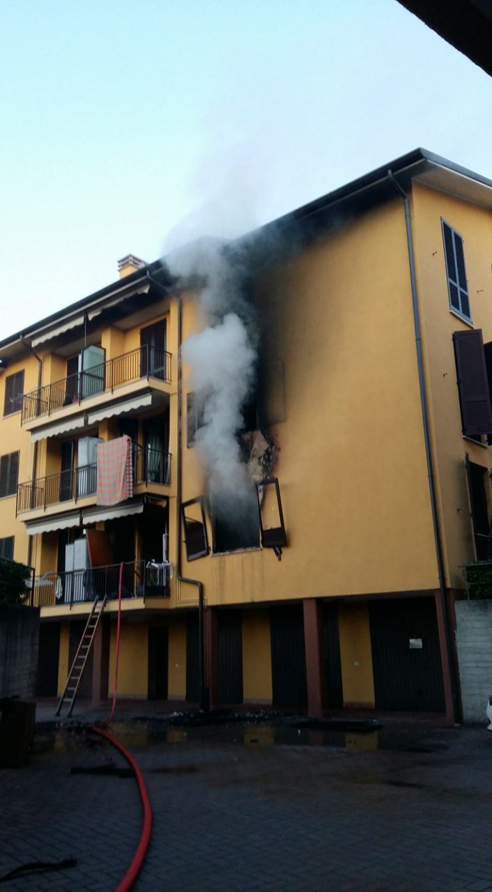 Incendio in una palazzina a Rovello Porro VIDEO