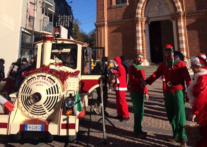 Trenino, giocolieri e Disney nella domenica natalizia di Abbiate VIDEO