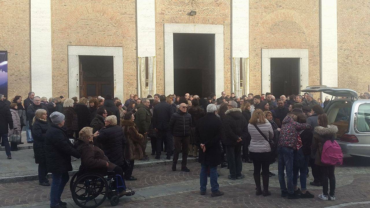 Folla per l’addio alla maestra Aldina Cozzi FOTO