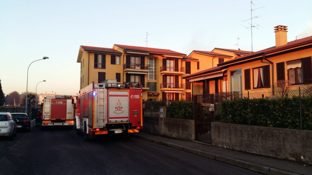 Palazzina in fiamme a Rovello FOTO
