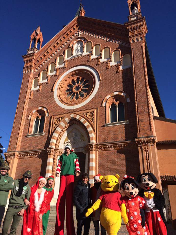 Babbo Natale con la sua slitta fa tappa ad Abbiate, è la festa dei bambini Foto