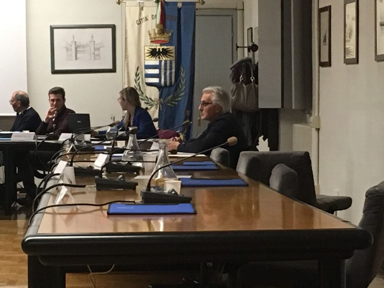 Consiglio-fiume, la minoranza abbandona l’aula e scatta la protesta
