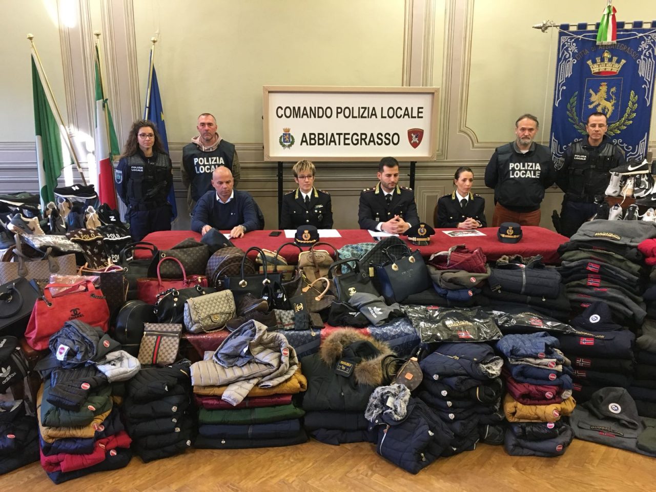 Polizia locale sequestra oltre 150 articoli contraffatti