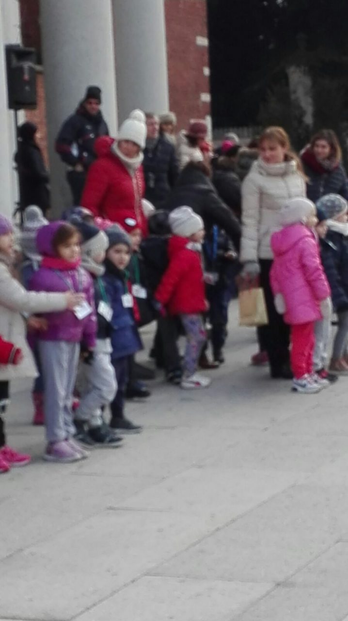Bimbi in piazza per “cantare” il Natale VIDEO