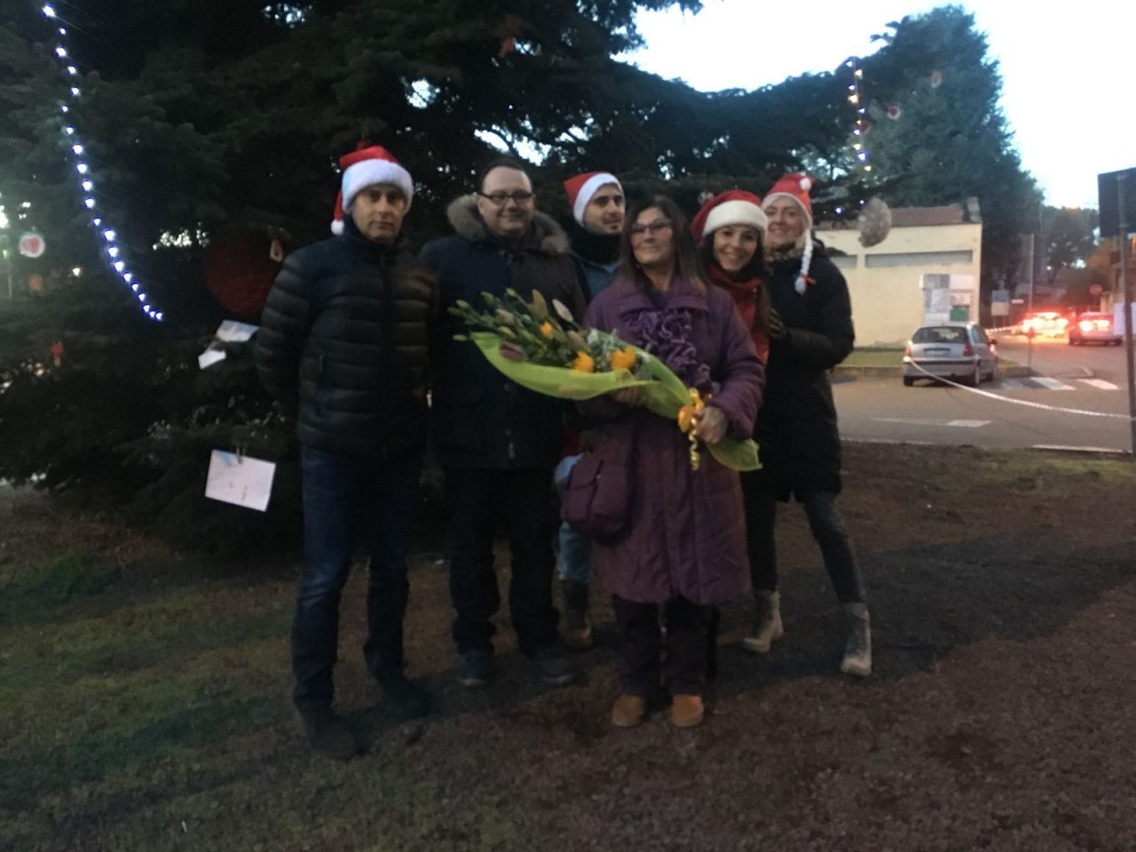La storica maestra accende l’albero di Natale a Cerro Maggiore