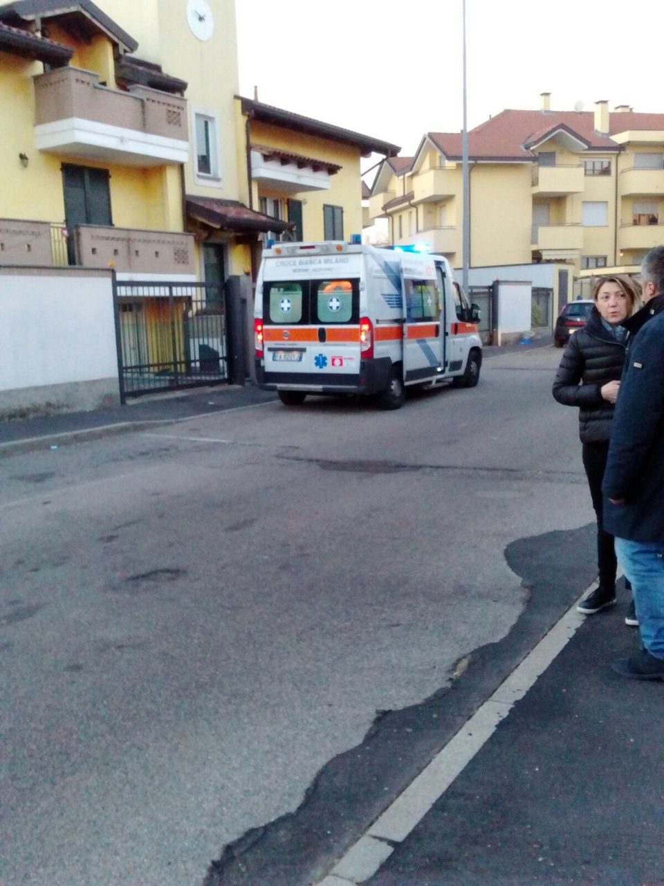 Incendio in mansarda per un cortocircuito, grave 36enne